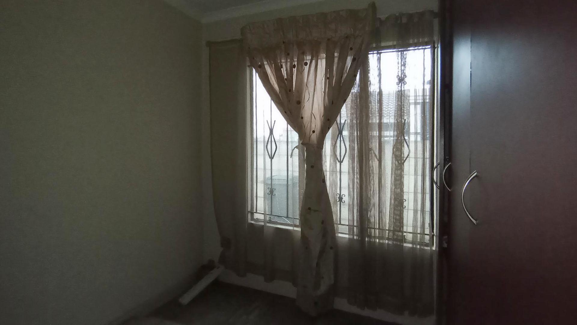 Bed Room 3 - 8 square meters of property in Lotus Gardens