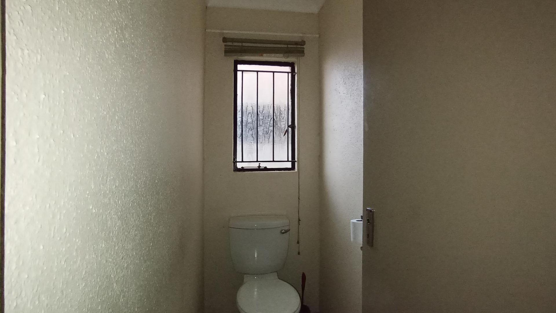 Bathroom 1 - 6 square meters of property in Lotus Gardens