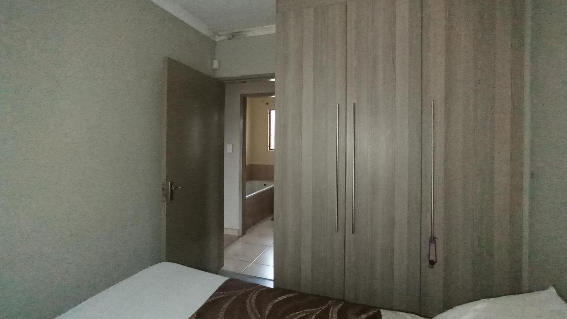 Bed Room 1 - 9 square meters of property in Lotus Gardens