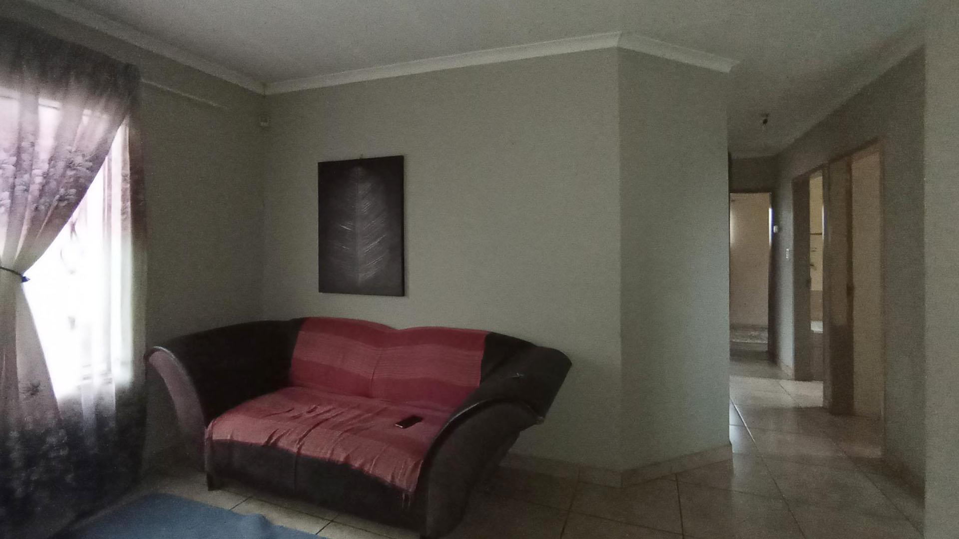 Lounges - 14 square meters of property in Lotus Gardens