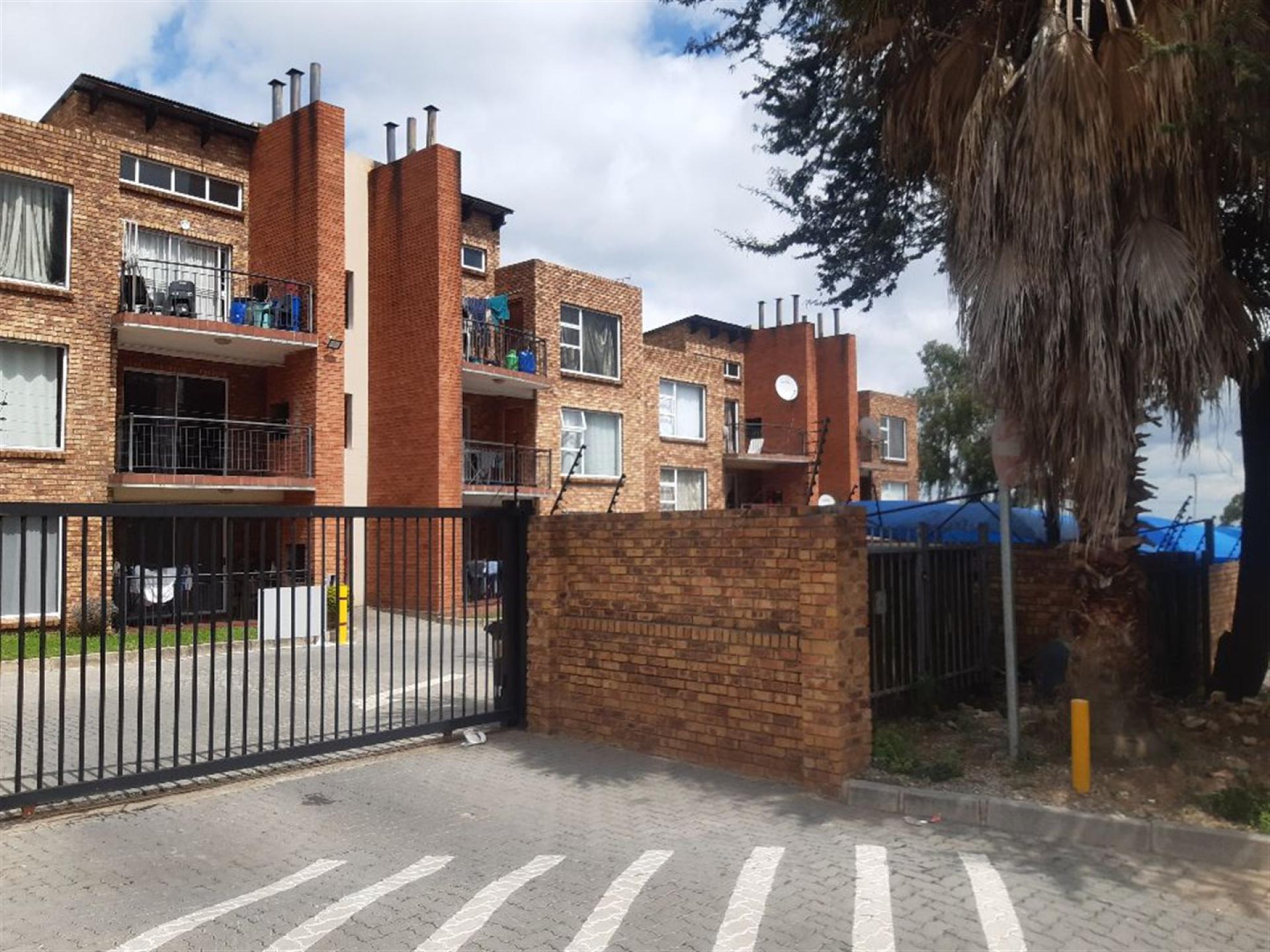 Front View of property in Halfway House