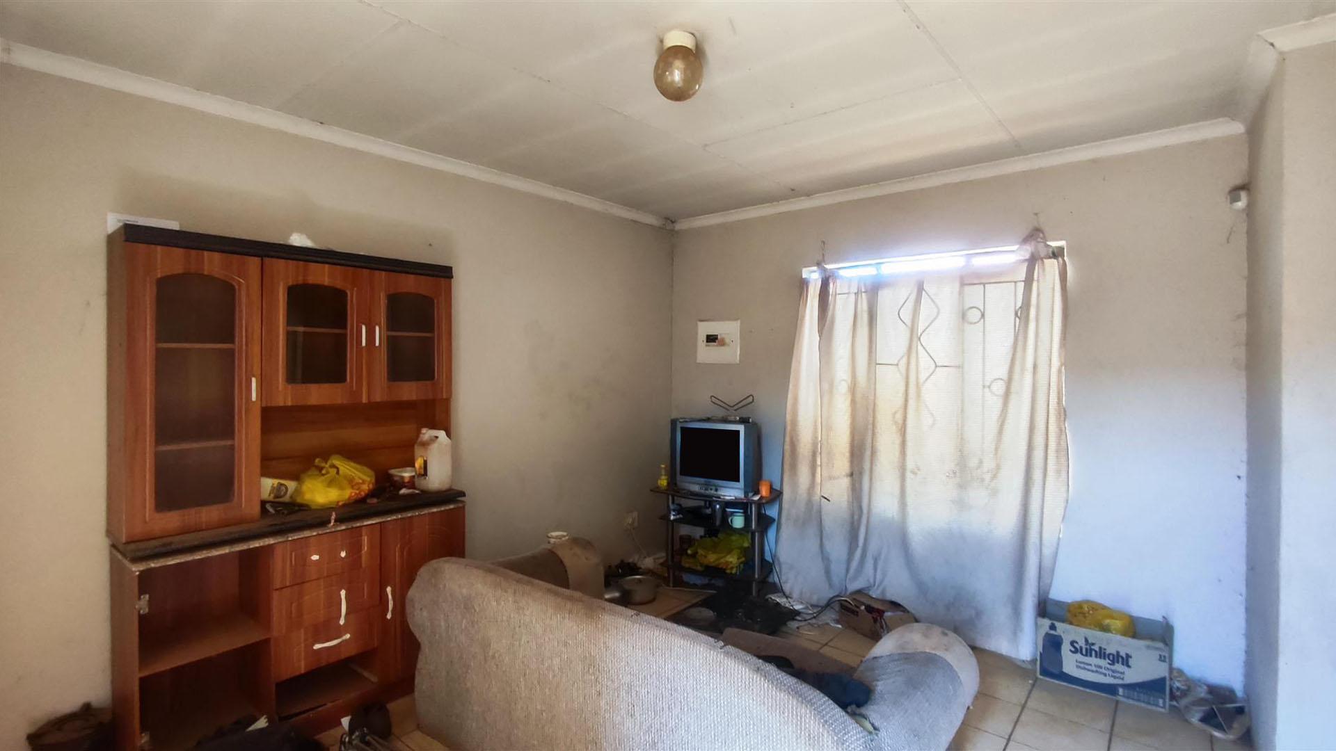 Lounges - 17 square meters of property in Dawn Park