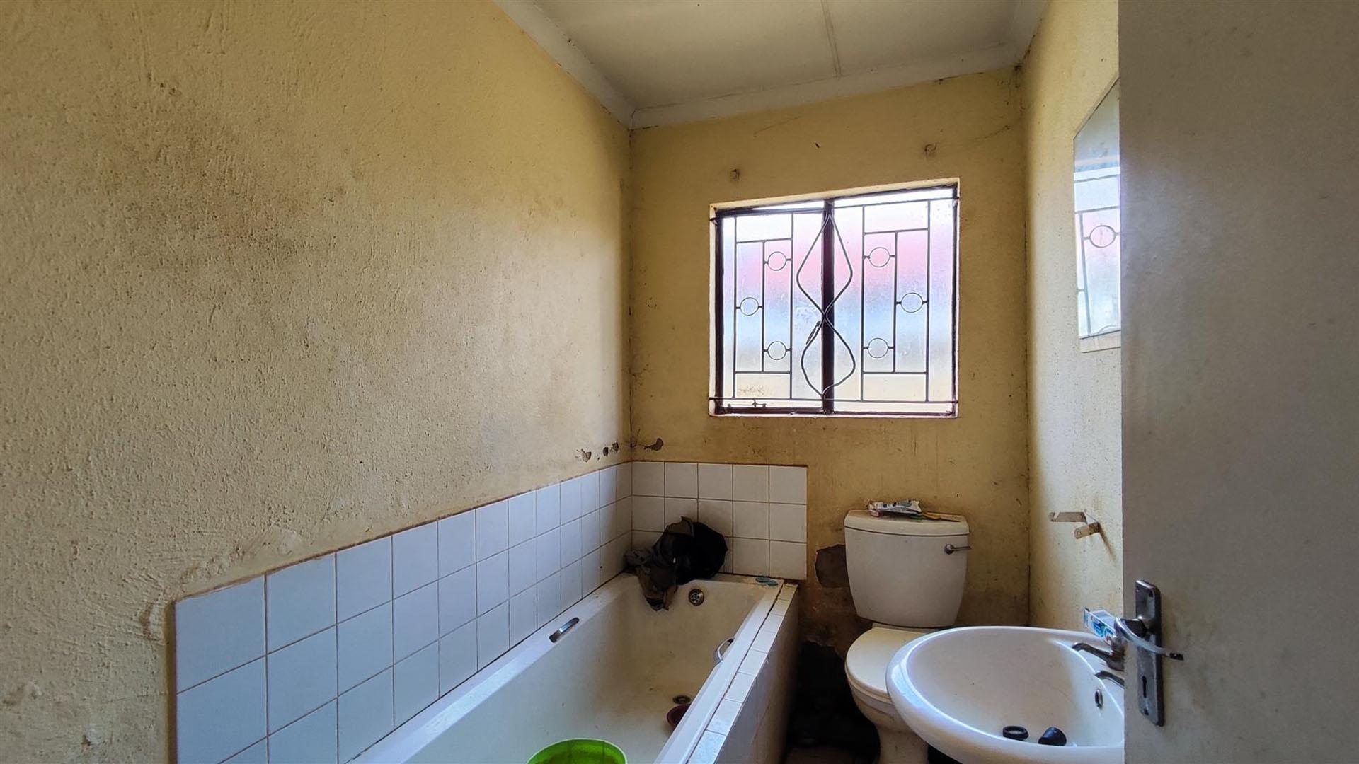 Bathroom 1 - 5 square meters of property in Dawn Park