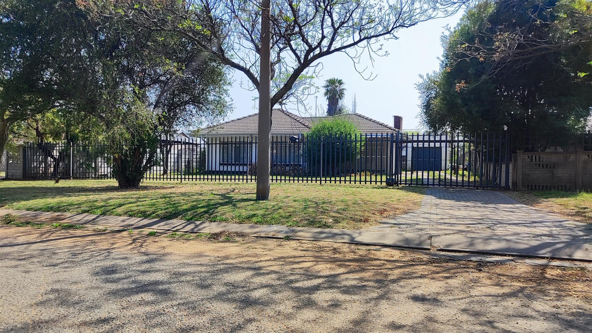 Front View of property in Three Rivers
