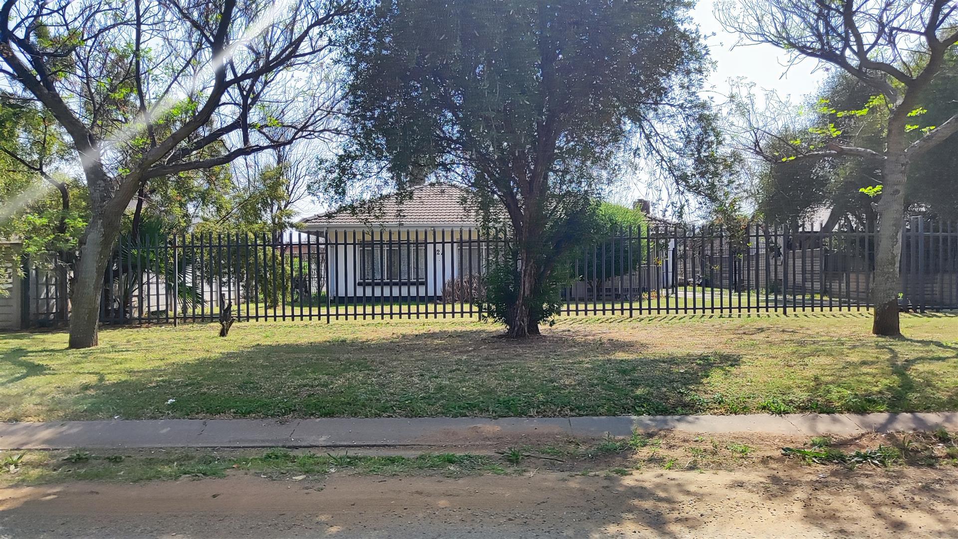 Front View of property in Three Rivers