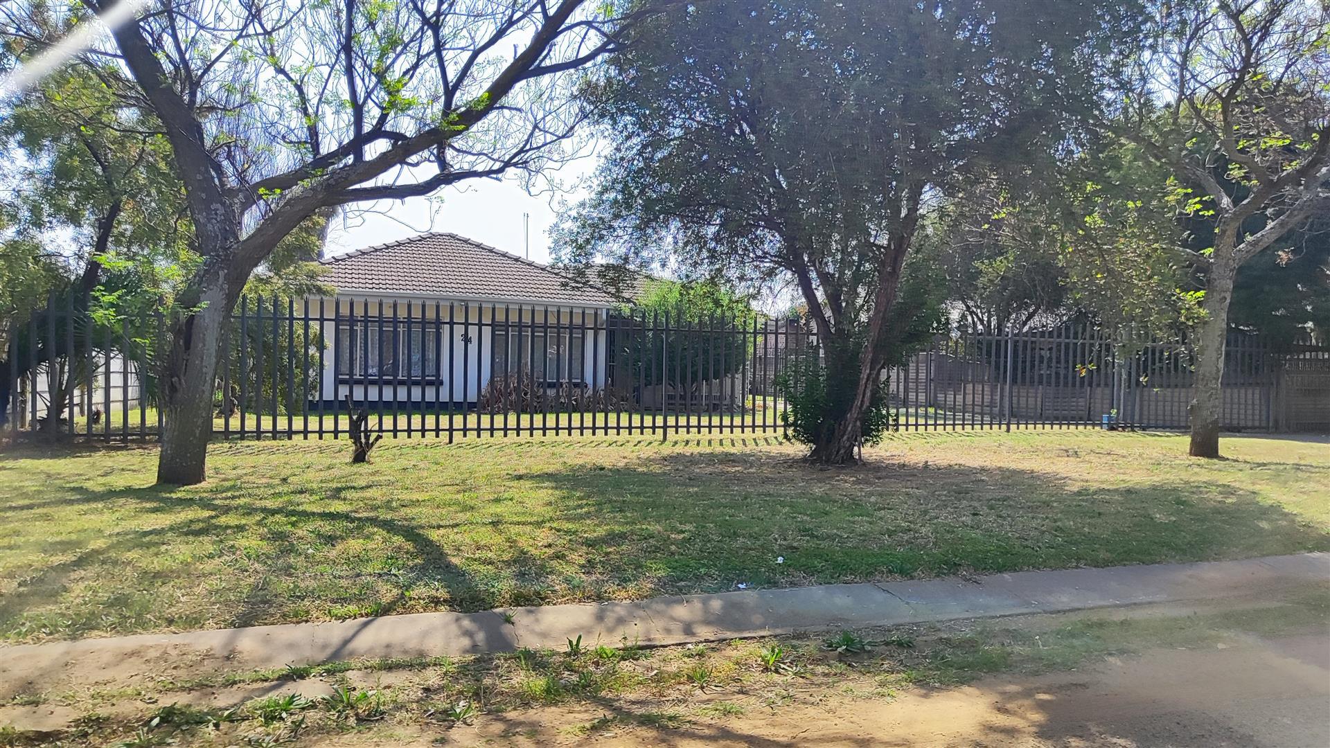Front View of property in Three Rivers