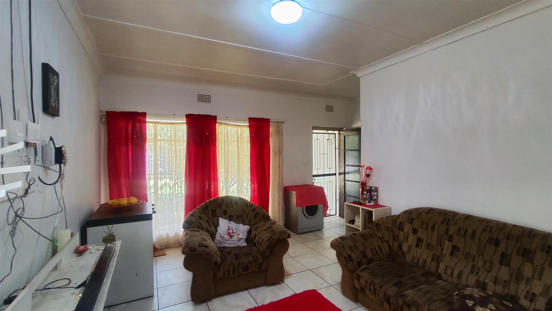 Lounges - 21 square meters of property in Three Rivers