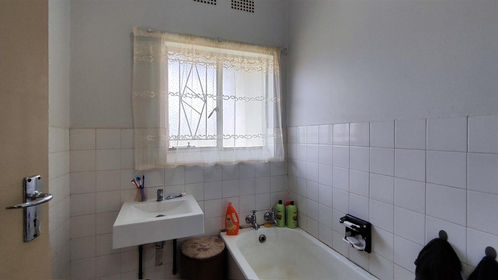 Bathroom 2 - 4 square meters of property in Three Rivers