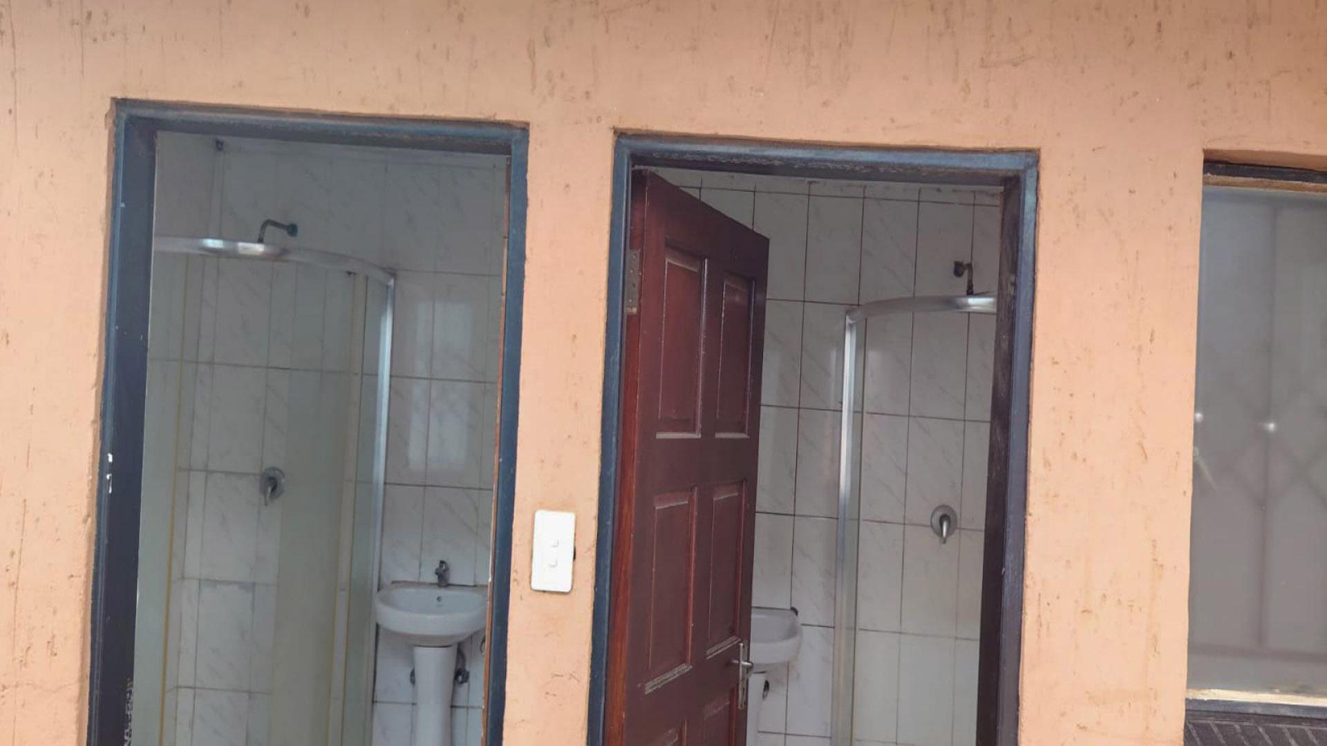 Bathroom 2 of property in Protea Glen