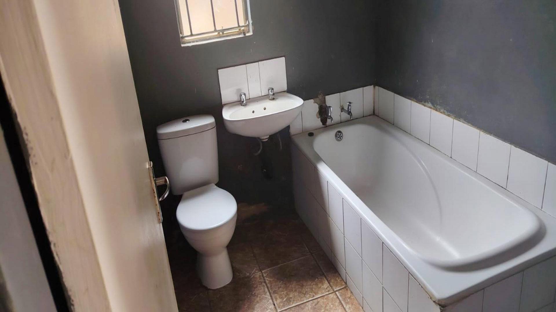 Bathroom 1 of property in Protea Glen