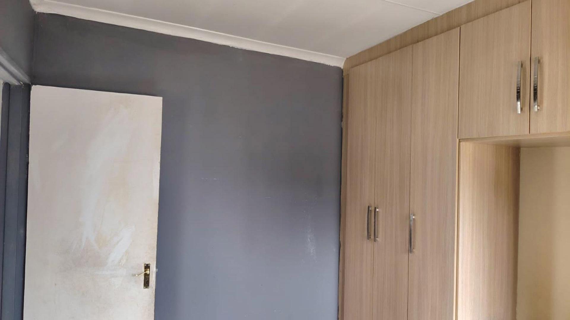 Bed Room 1 of property in Protea Glen