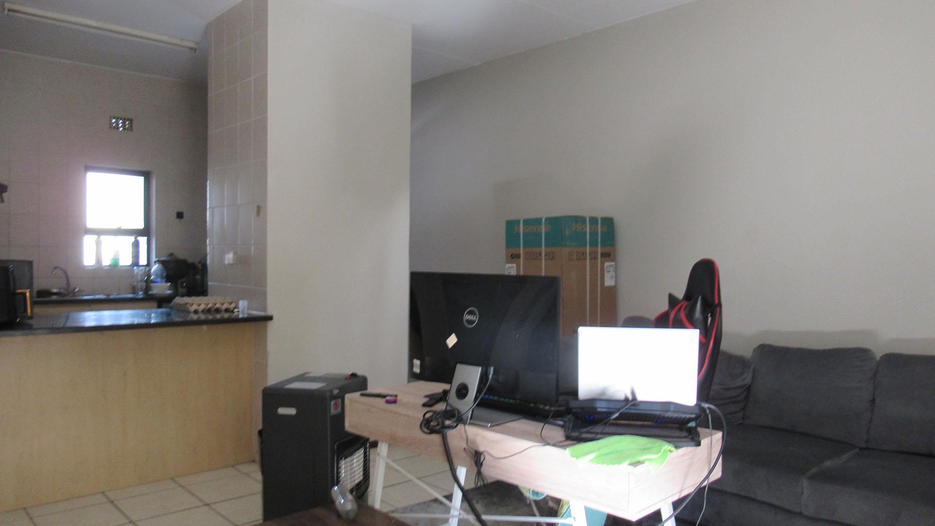 Lounges - 21 square meters of property in Lone Hill