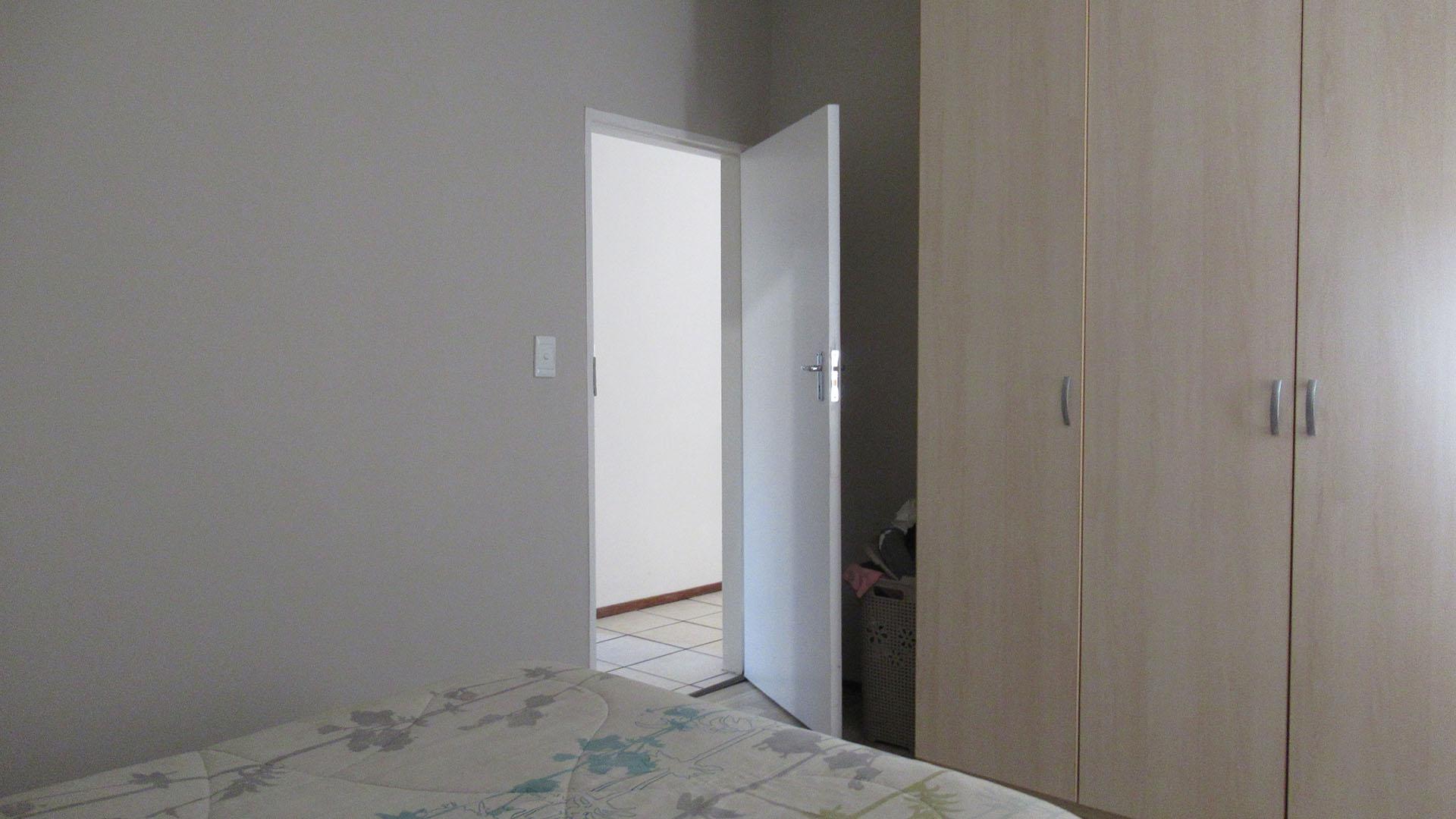 Bed Room 1 - 13 square meters of property in Lone Hill