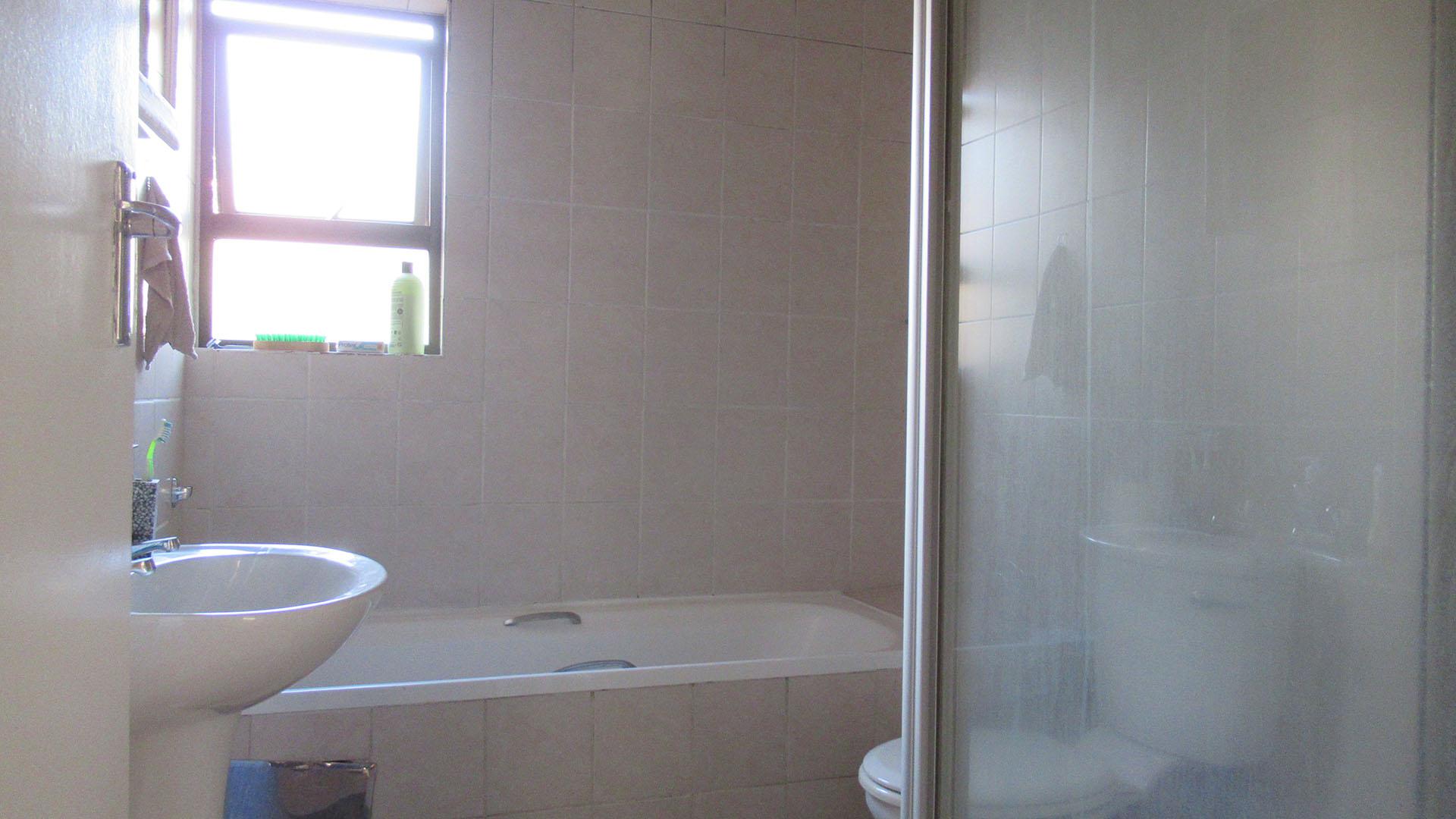 Bathroom 1 - 6 square meters of property in Lone Hill