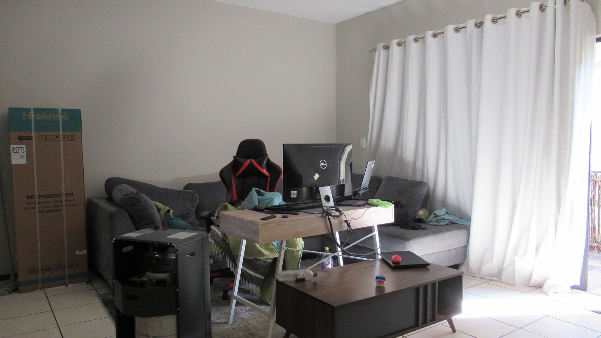 Lounges - 21 square meters of property in Lone Hill