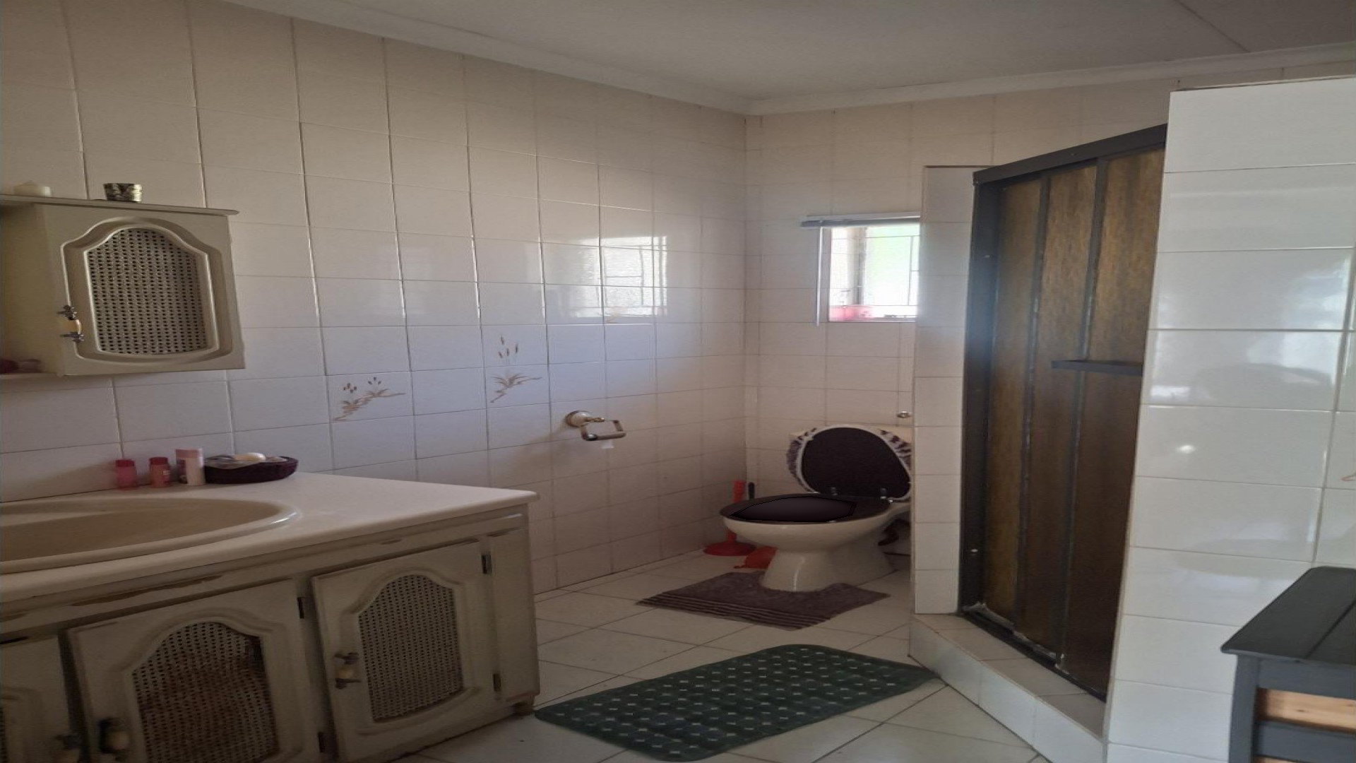 Bathroom 1 of property in Daspoort