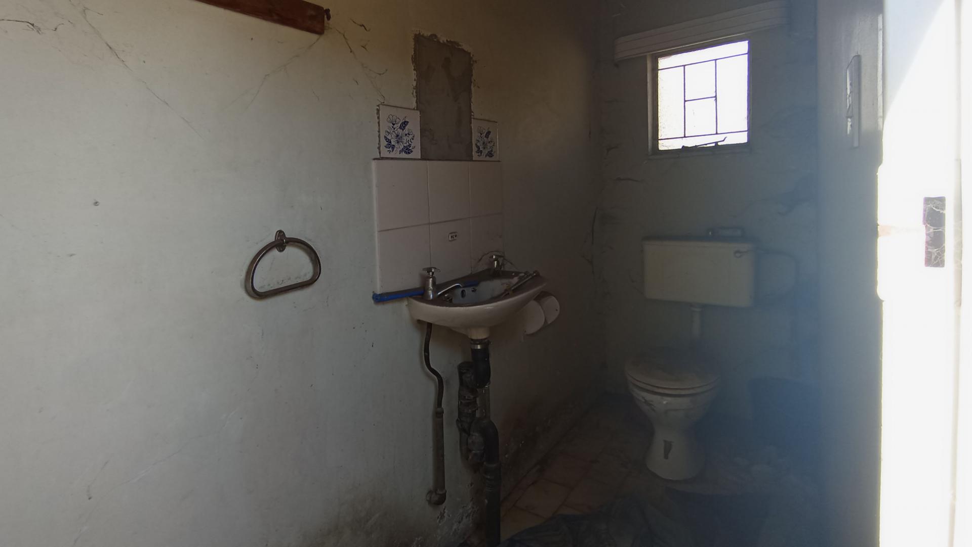 Staff Bathroom - 3 square meters of property in Daspoort