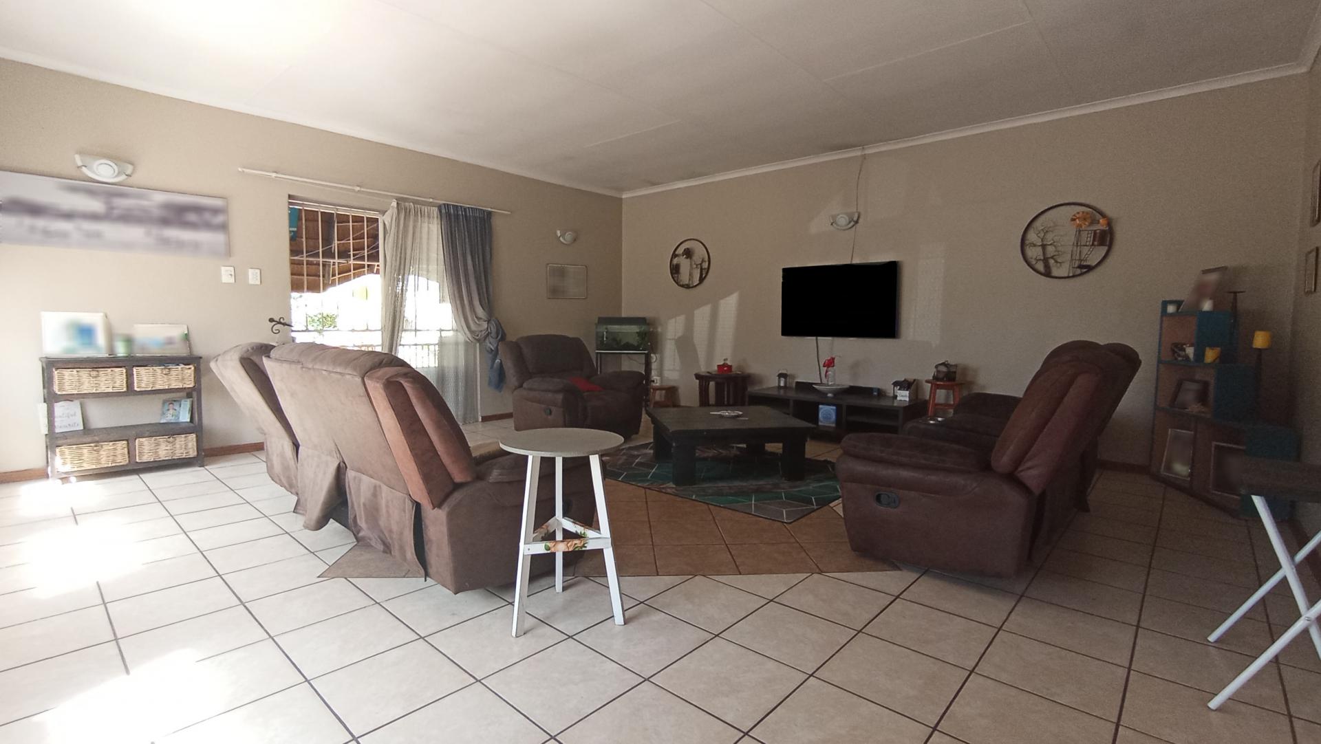 Lounges - 31 square meters of property in Daspoort