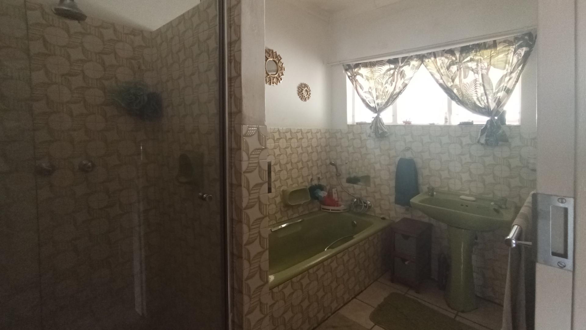 Bathroom 1 - 7 square meters of property in Daspoort
