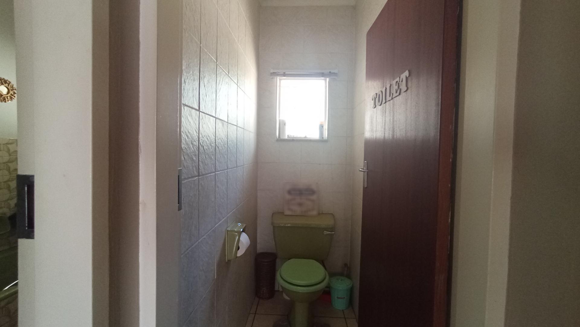 Bathroom 2 - 2 square meters of property in Daspoort