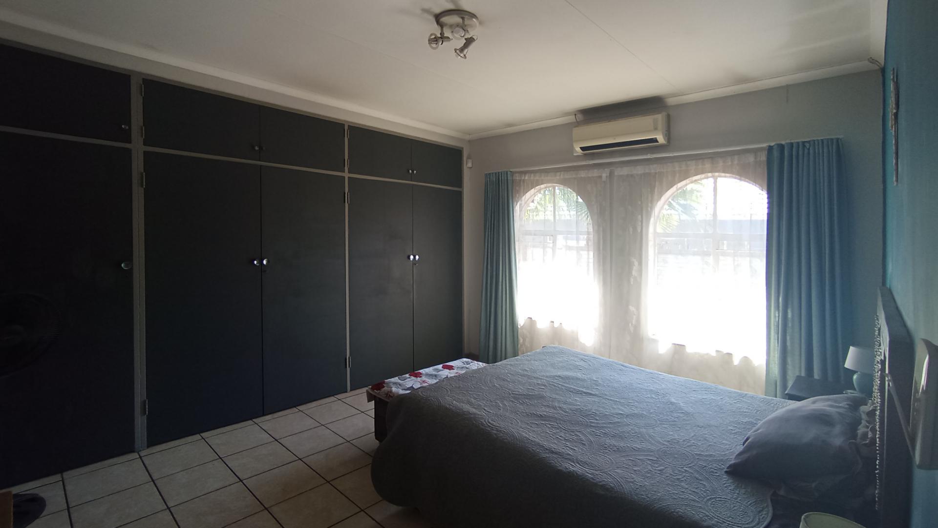Main Bedroom - 22 square meters of property in Daspoort