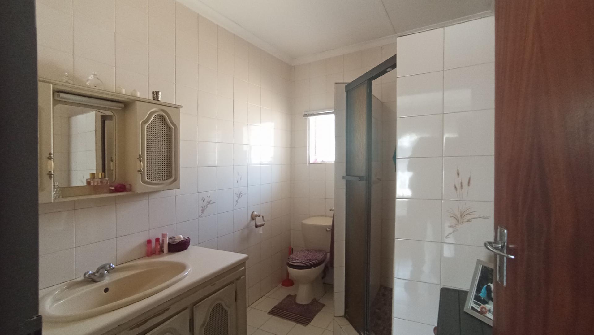 Main Bathroom - 7 square meters of property in Daspoort