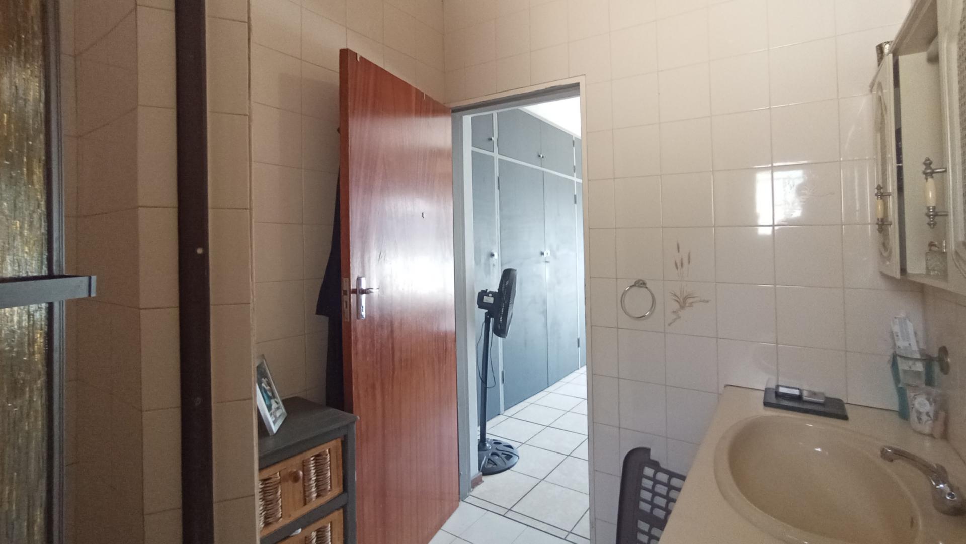 Main Bathroom - 7 square meters of property in Daspoort