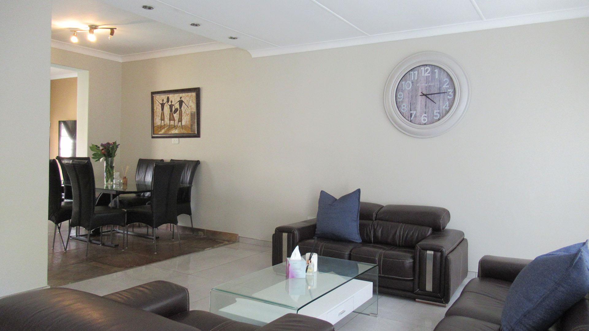 Lounges - 26 square meters of property in Blairgowrie