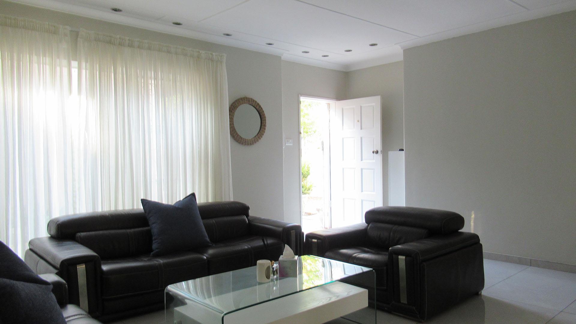 Lounges - 26 square meters of property in Blairgowrie