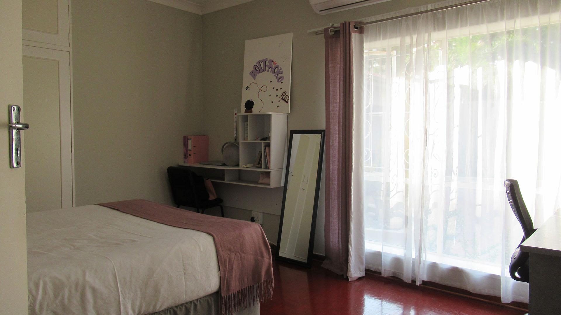 Bed Room 1 - 18 square meters of property in Blairgowrie