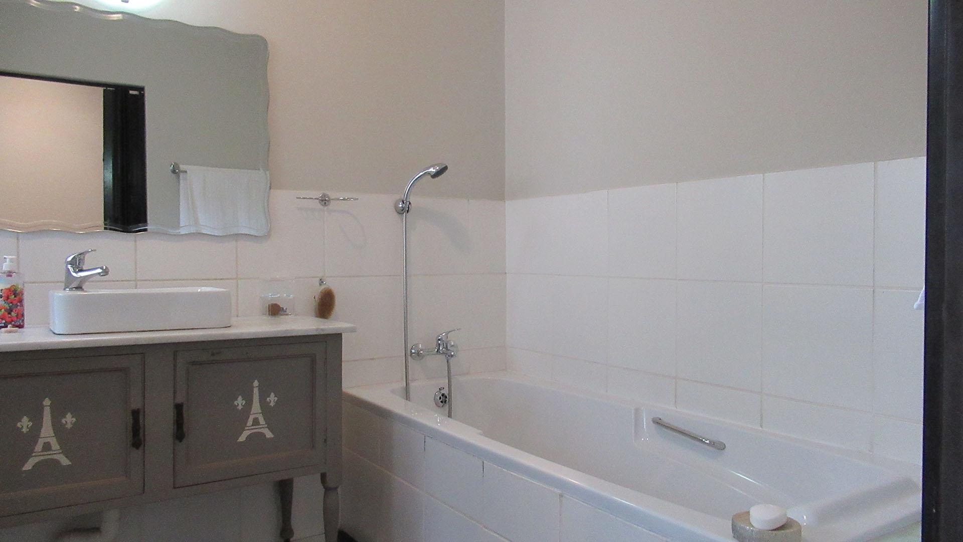 Main Bathroom - 8 square meters of property in Blairgowrie