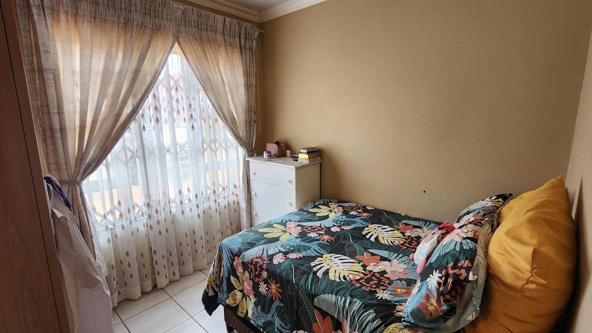 Bed Room 1 of property in Stilfontein