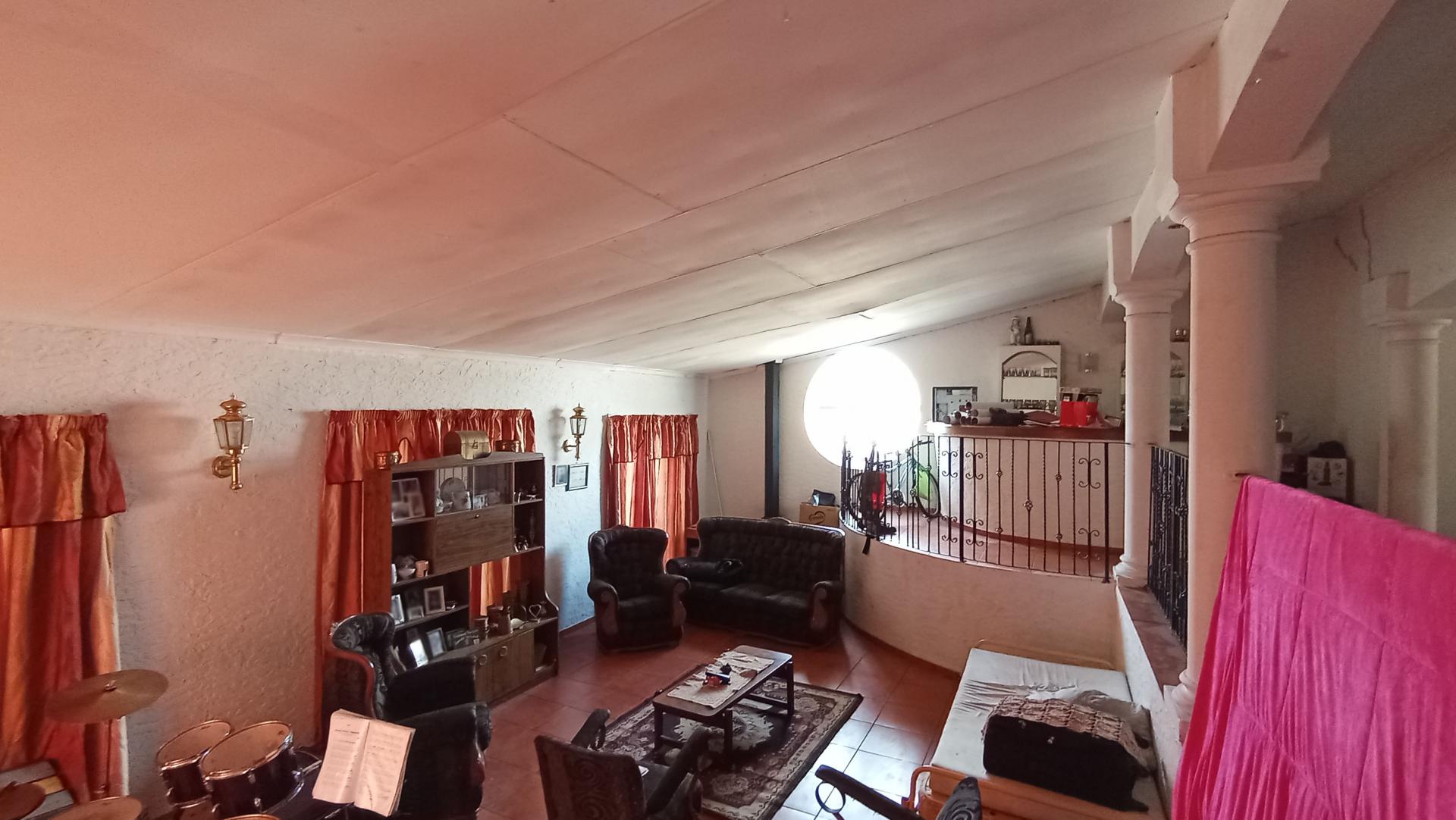 Informal Lounge - 46 square meters of property in Florida Hills