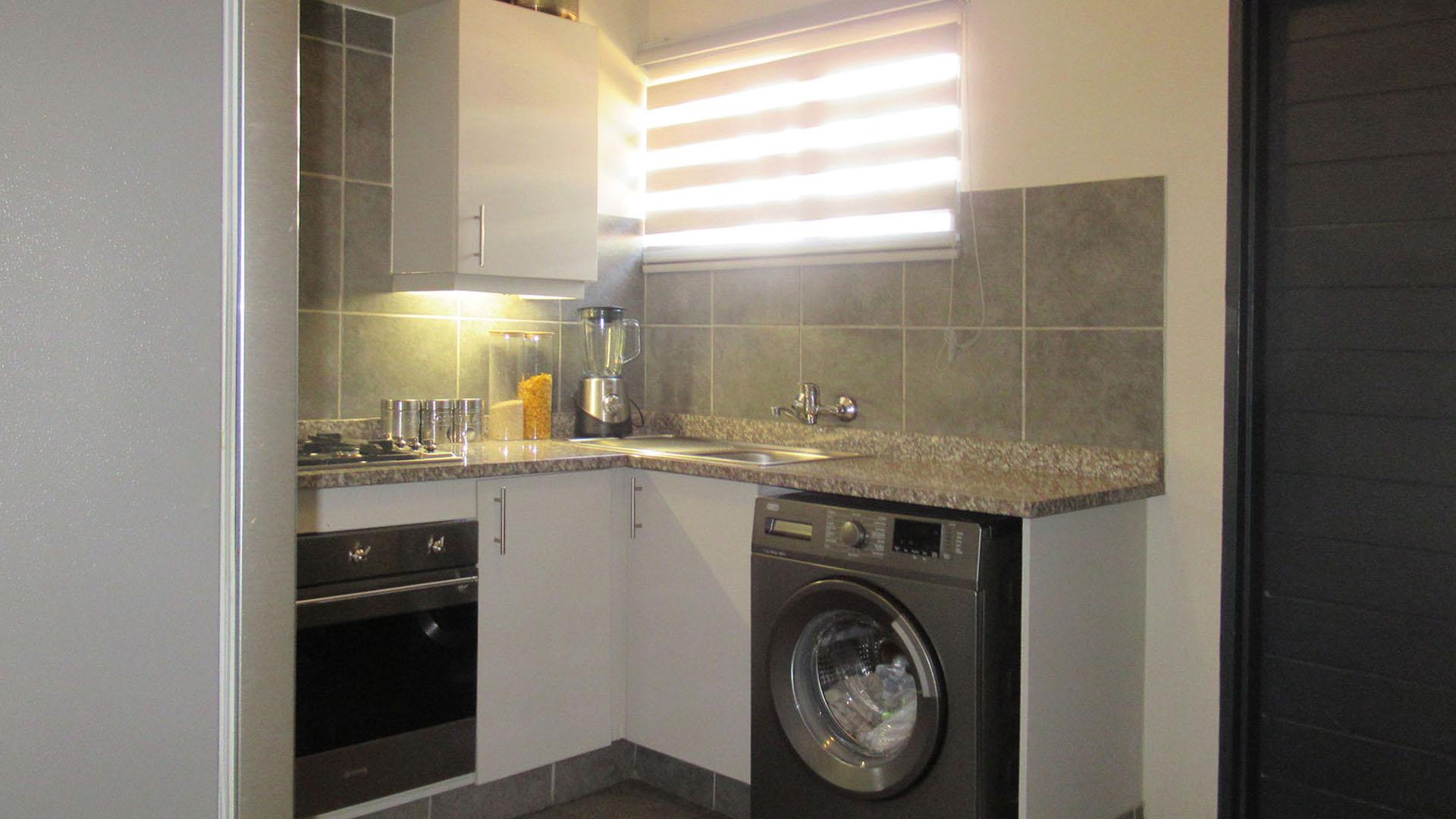 Kitchen - 11 square meters of property in South Hills