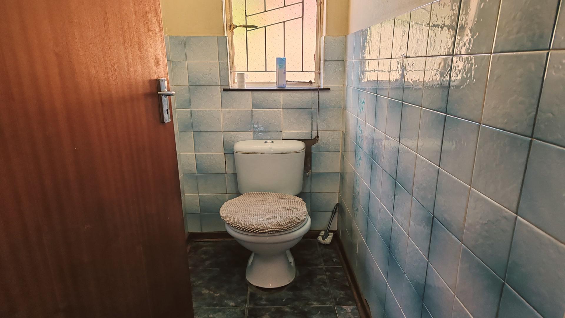 Bathroom 1 of property in Pellissier