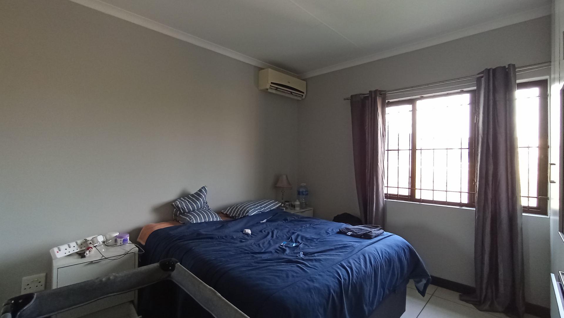 Main Bedroom - 18 square meters of property in Halfway Gardens