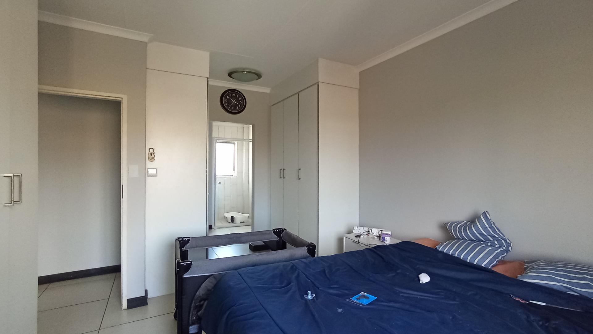 Main Bedroom - 18 square meters of property in Halfway Gardens