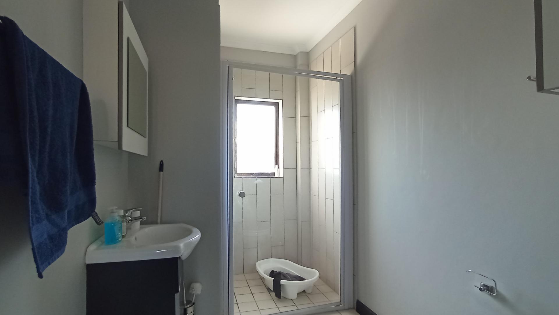 Main Bathroom - 6 square meters of property in Halfway Gardens