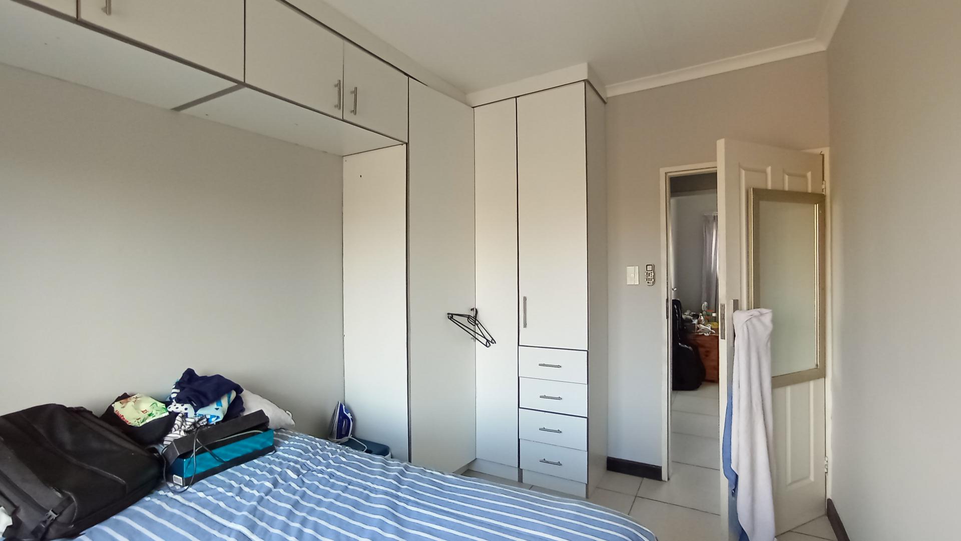 Bed Room 1 - 12 square meters of property in Halfway Gardens