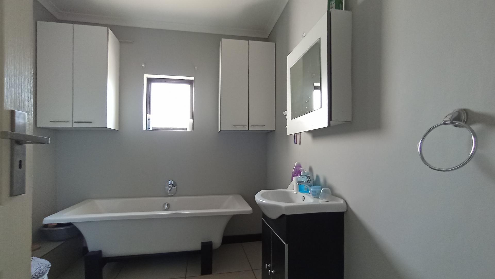 Bathroom 1 - 8 square meters of property in Halfway Gardens