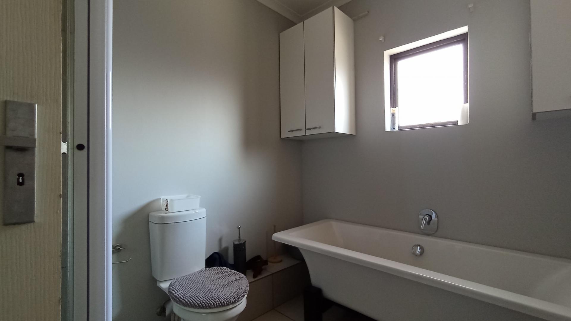 Bathroom 1 - 8 square meters of property in Halfway Gardens