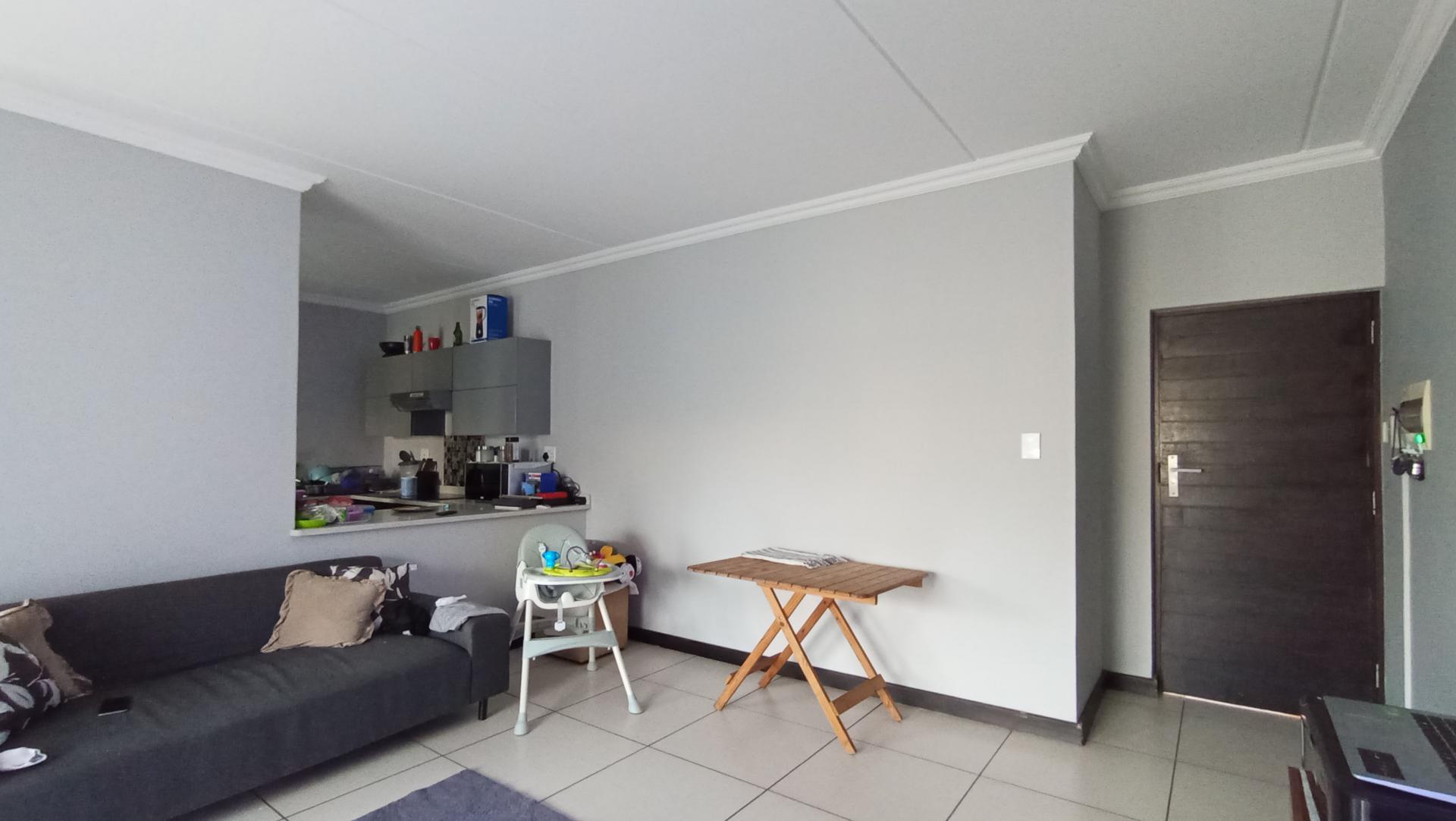 Lounges - 29 square meters of property in Halfway Gardens