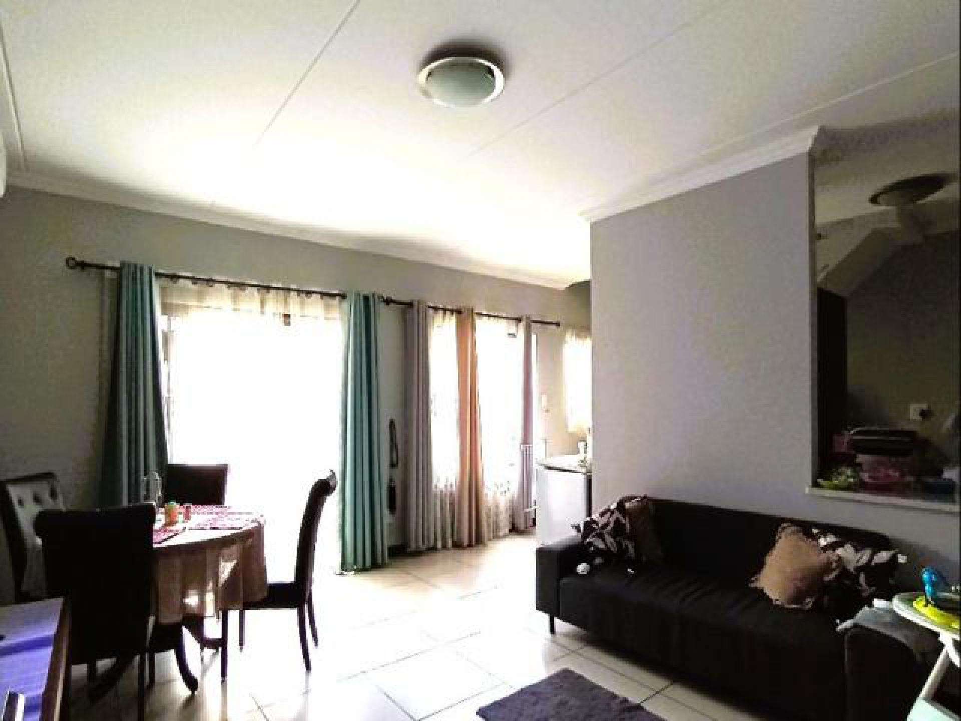 Lounges - 29 square meters of property in Halfway Gardens