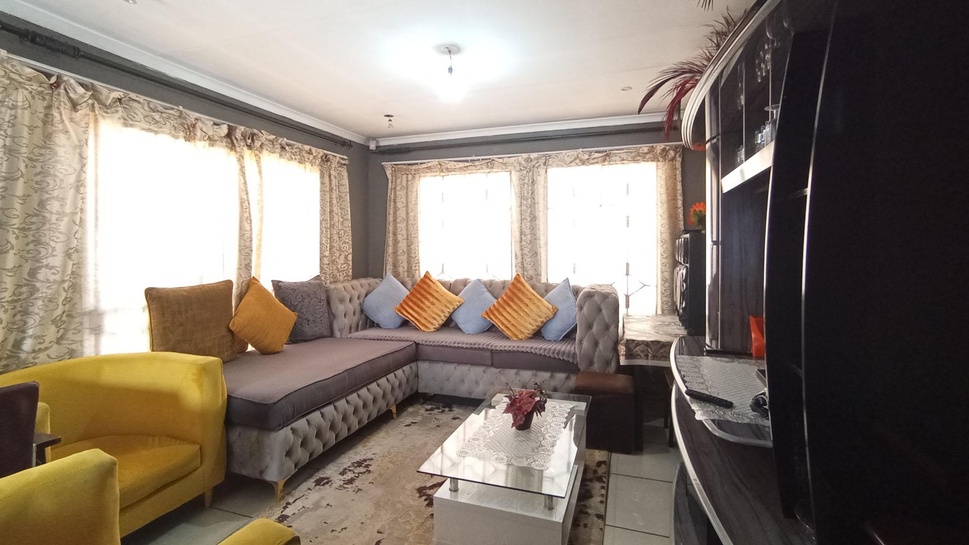 Lounges of property in Clayville