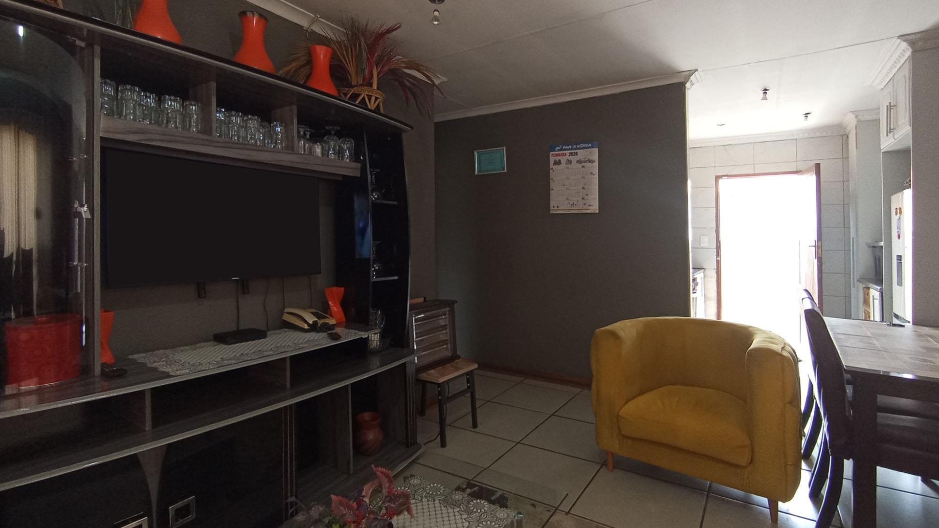 Lounges of property in Clayville