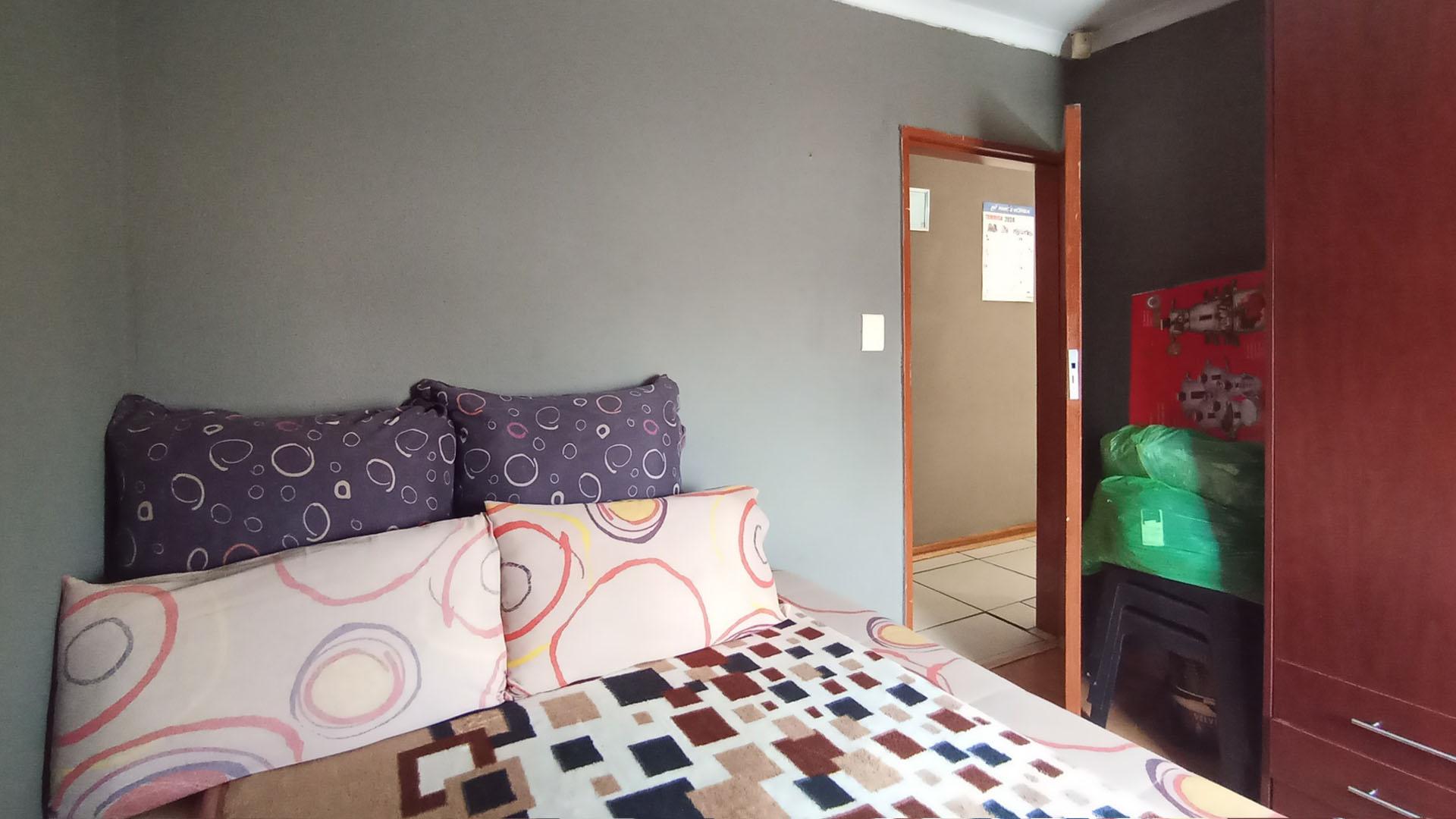 Bed Room 1 of property in Clayville