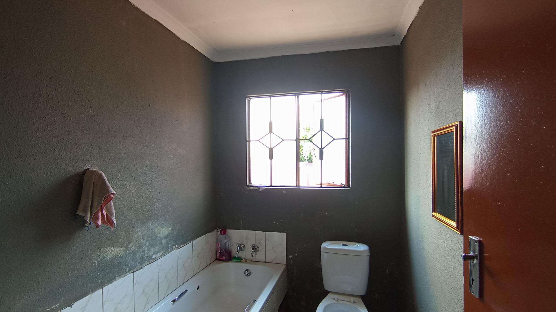 Bathroom 1 of property in Clayville