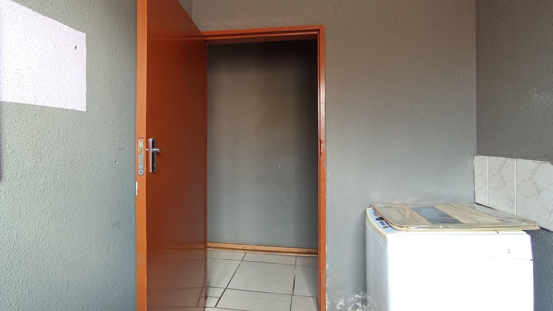 Bathroom 1 of property in Clayville