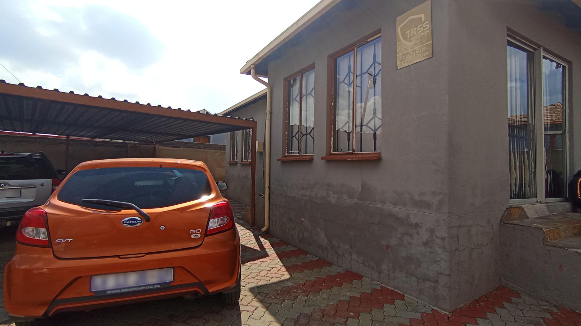 Front View of property in Clayville