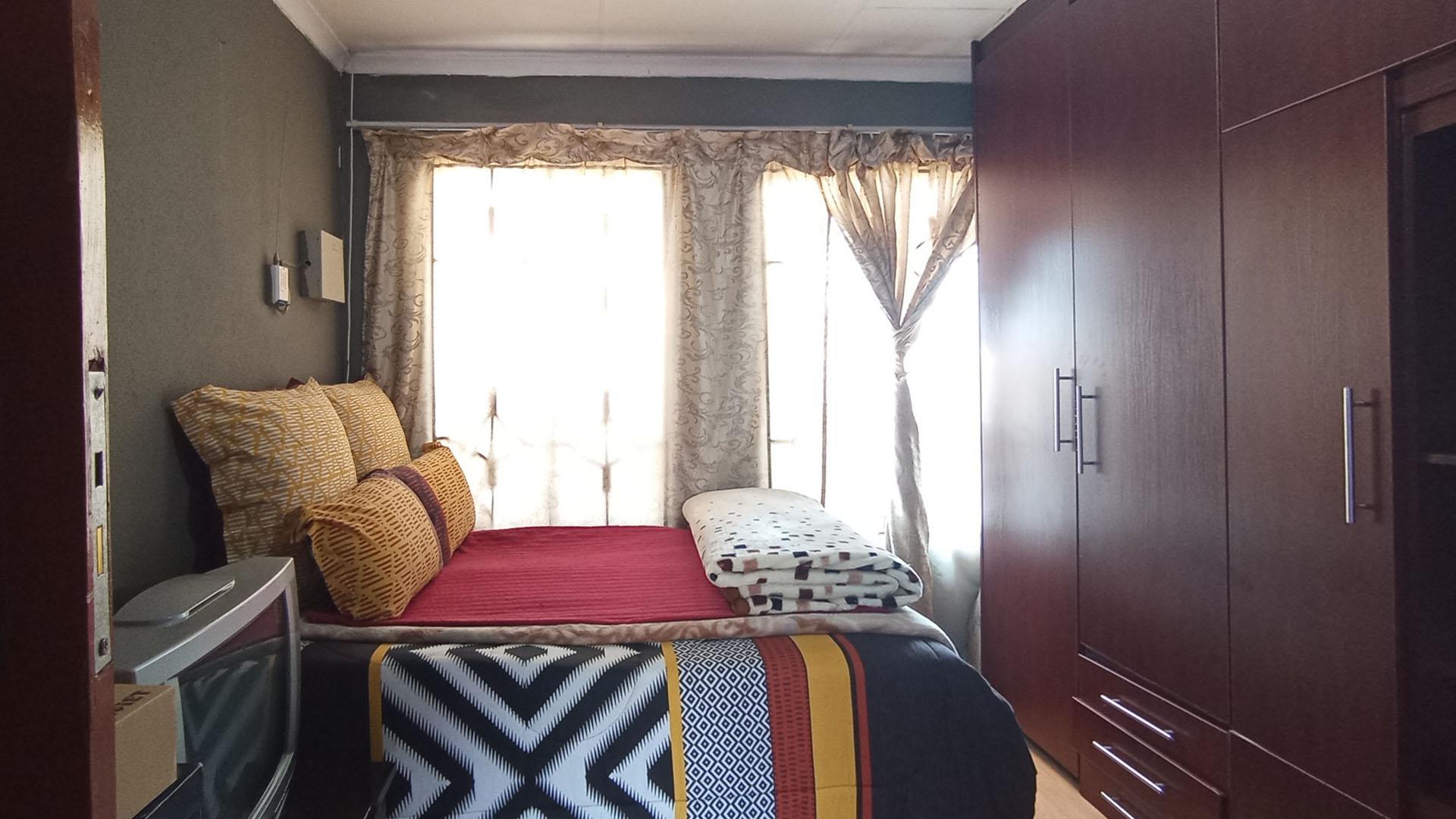 Main Bedroom of property in Clayville